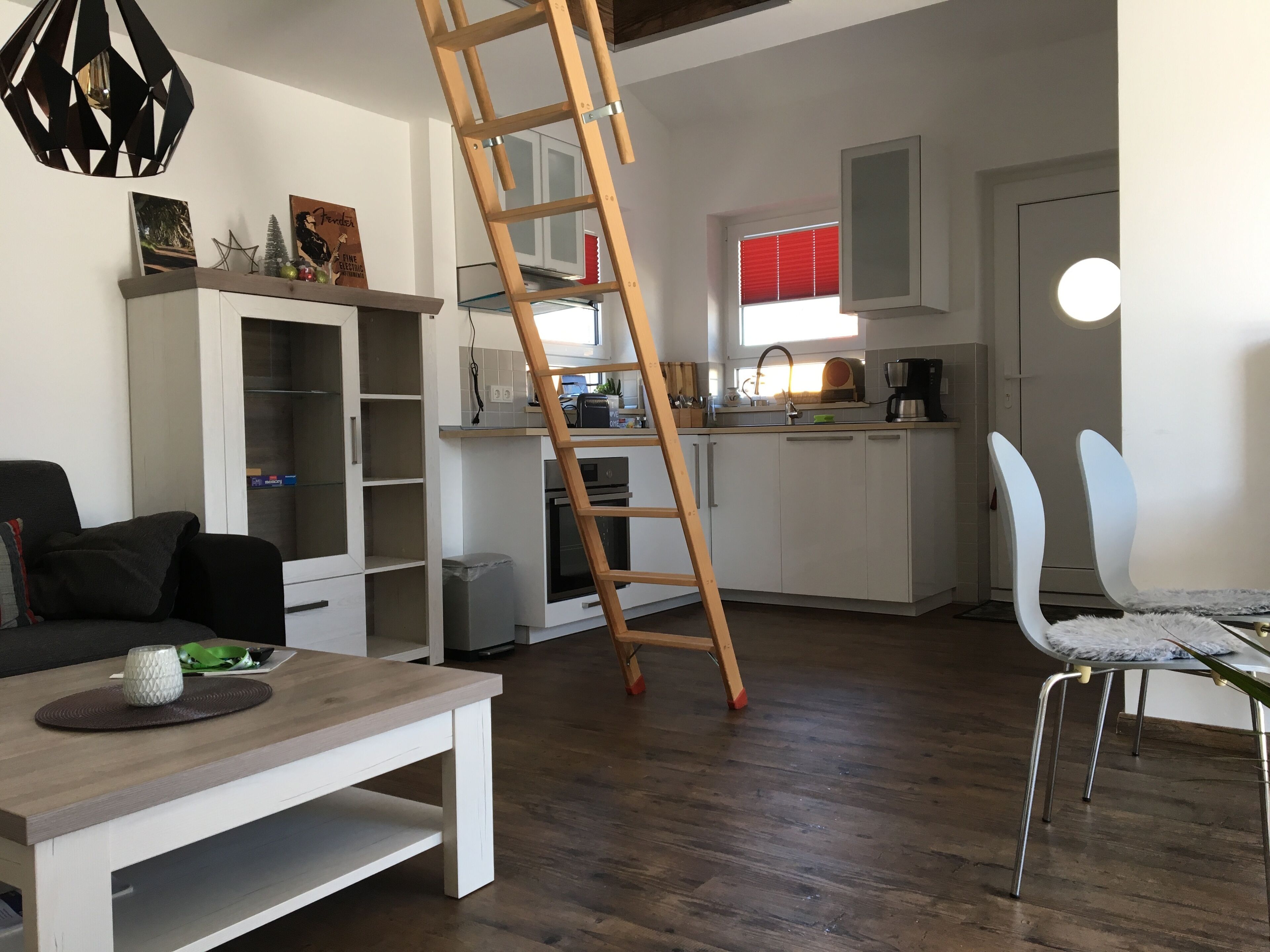 Een smart-tv, boeken, een muziekbibliotheek en een stereo