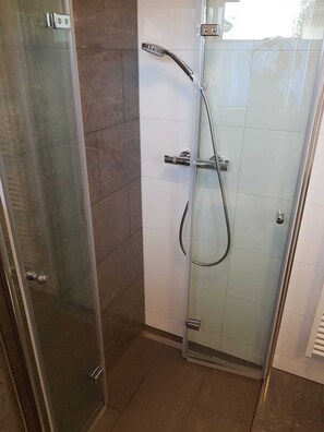 Dusche, Haartrockner, Hausschuhe, Handtücher