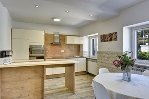 Frigorifero, microonde, piano cottura, lavastoviglie