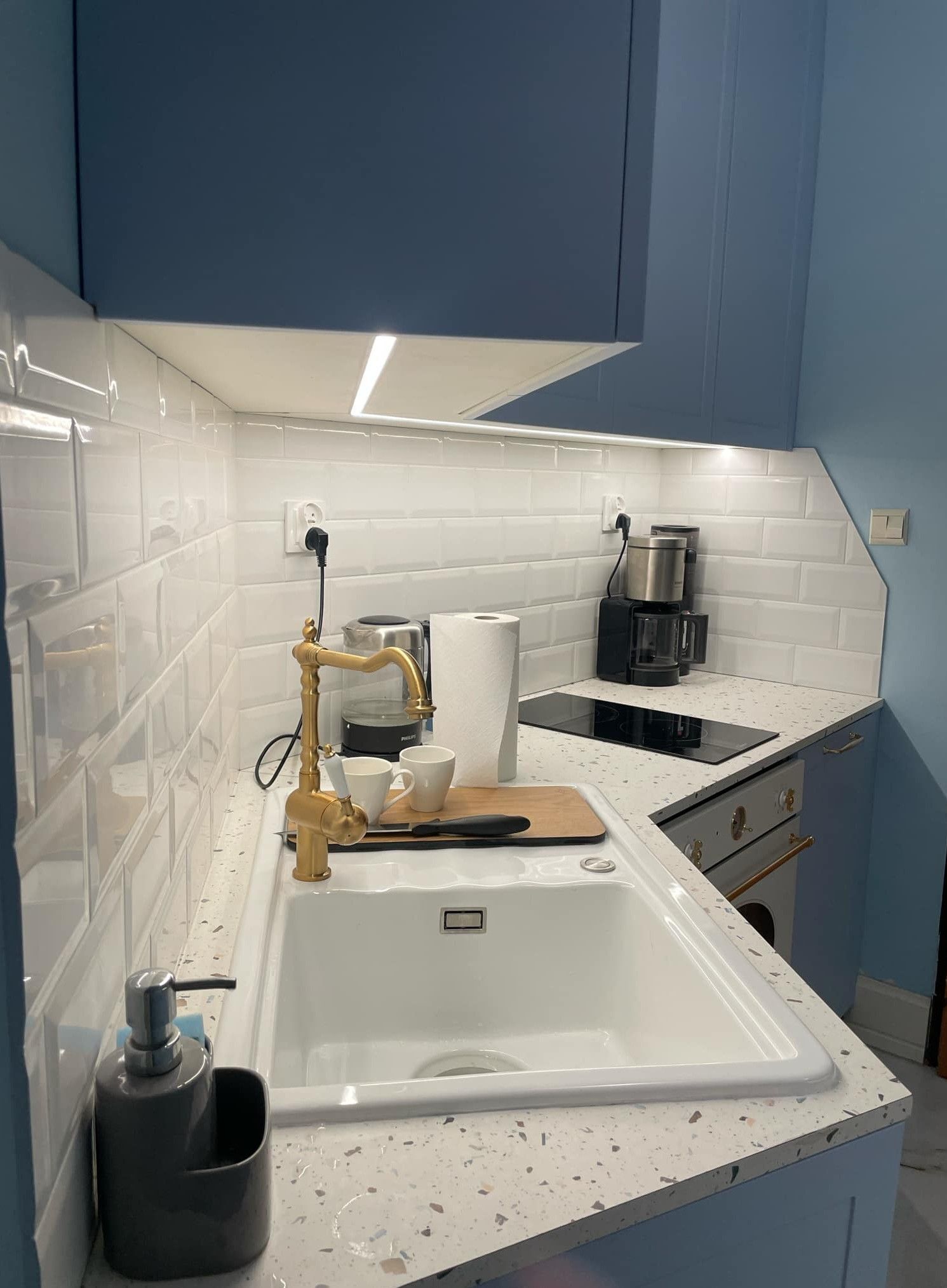 Kühlschrank, Ofen, Geschirrspüler, Wasserkocher mit Kaffee-/Teezubehör