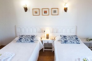 4 chambres, coffre-fort, fer et planche à repasser, accès à Internet