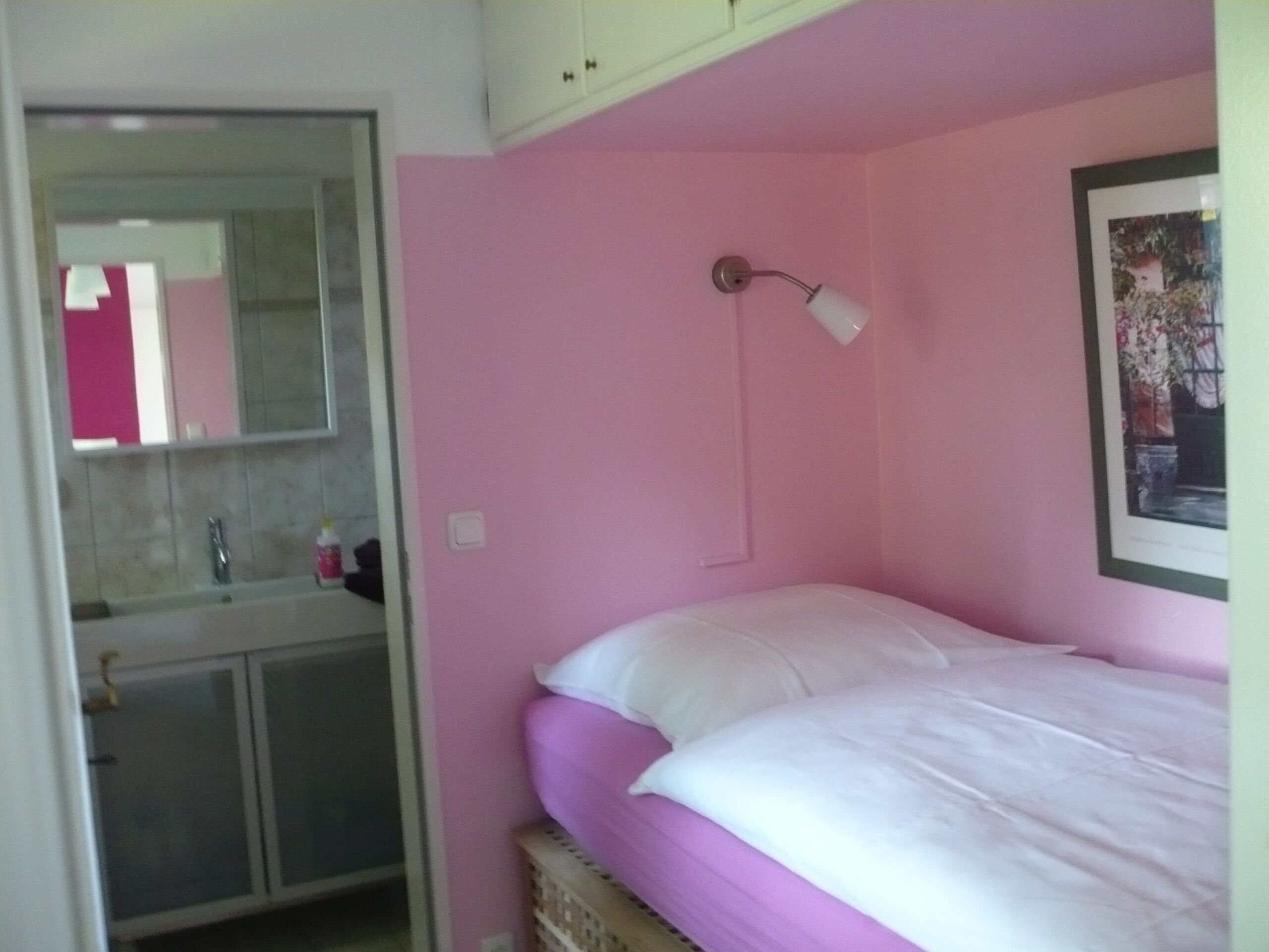 schlafzimmer und Blick ins Bad