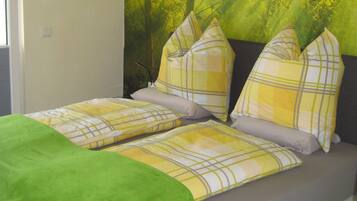 1 Schlafzimmer, Zimmersafe, Schreibtisch, Bügeleisen/Bügelbrett