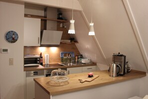 Fridge, microwave, oven, stovetop - Pitched roof holiday home in the nature park on the Twistesee in an absolute forest location (Bad Arolsen)