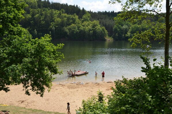 Beach nearby - Pitched roof holiday home in the nature park on the Twistesee in an absolute forest location (Bad Arolsen)