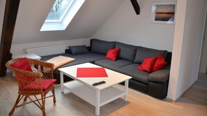 Tv, bordtennisbord, stereoanlæg