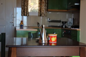 Kjøleskap, kokeplater, kaffetrakter/tekoker og brødrister