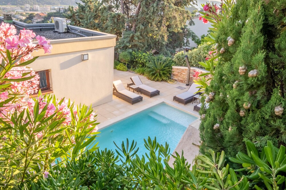 Villa with pool and sea view, le Lavandou
