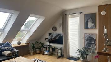 Smart-TV, DVD-Player, Bücher, Musikbibliothek