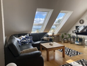 Smart-TV, DVD-Player, Bücher, Musikbibliothek