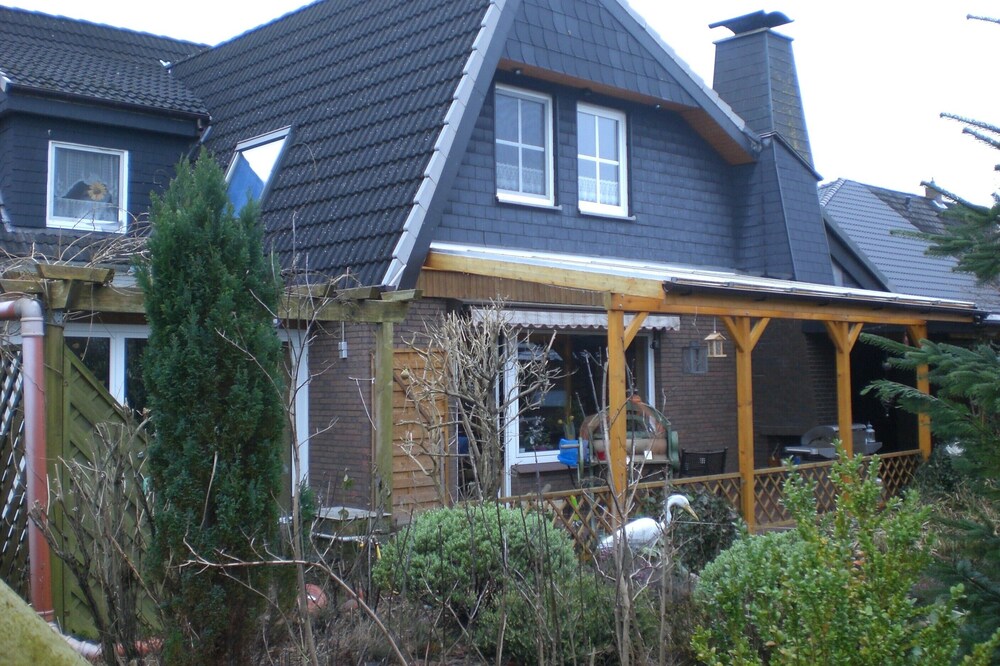 Comfortable, centrally located and quiet apartment on the upper floor, about 20 km from the North Sea.
