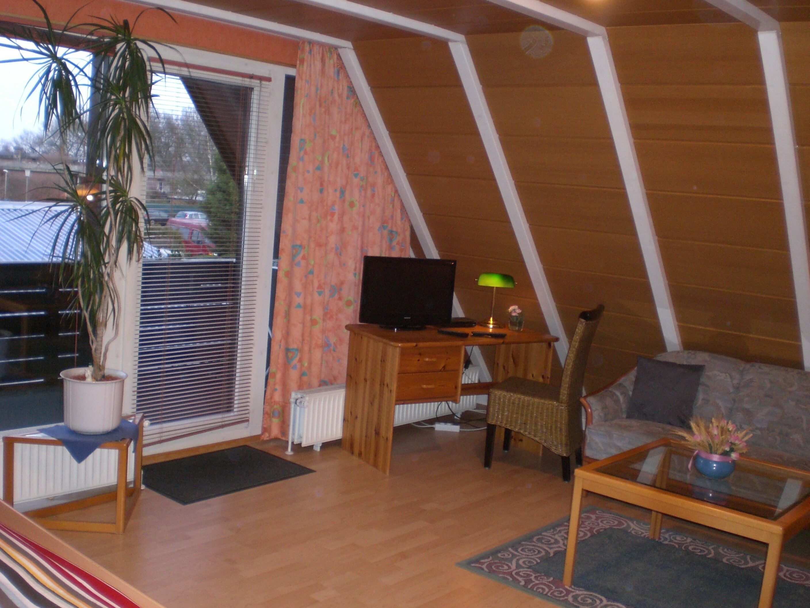 Comfortable, centrally located and quiet apartment on the upper floor, about 20 km from the North Sea.