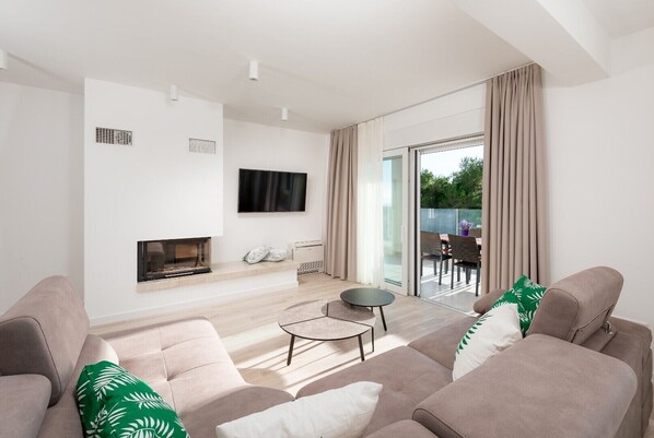 TV, fireplace - Villa 01 - Apartment 4 (4 + 2, 2nd floor) (Promajna)