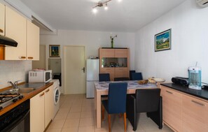 Kühlschrank, Mikrowelle, Herdplatte, Wasserkocher mit Kaffee-/Teezubehör