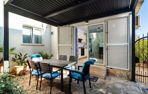 Outdoor dining - Cozy apartment in Supetar with WiFi (Supetar)