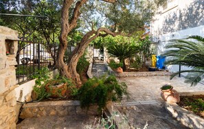 Property grounds - Cozy apartment in Supetar with WiFi (Supetar)