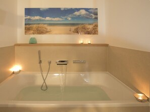 Badewanne, Haartrockner, Handtücher, Seife