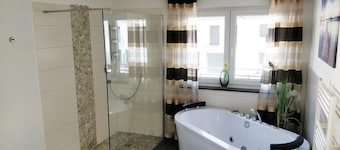 Suite !!! Lejlighed med masser af plads og lys!