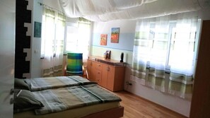 3 slaapkamers, een strijkplank/strijkijzer, reisbedje, gratis wifi