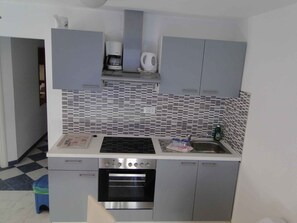 Fridge, oven, stovetop, coffee/tea maker