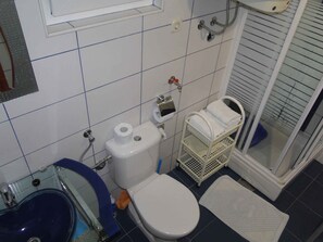 A bathroom with a toilet, sink, and shower. - Holiday apartment with terrace and sea view (Primošten)
