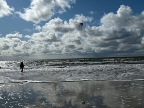 Nær stranden og solsenger