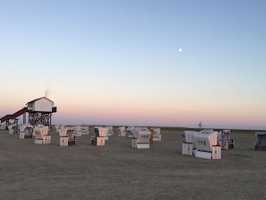 Plage à proximité, chaises longues