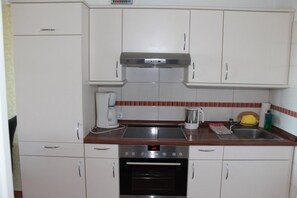 ثلاجة، فرن، موقد طهي مسطح، ماكينة لصنع القهوة/الشاي