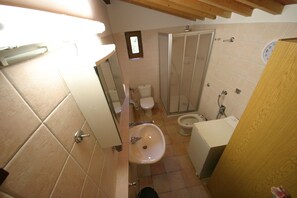 Shower, bidet, toilet paper - Quiet house in the mountains, central location, ideal for trips (Bocchegiano)