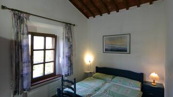 2 Schlafzimmer, Bügeleisen/Bügelbrett