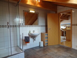 Dusche, Haartrockner, Handtücher