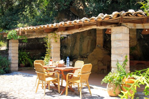 Rural tranquillity at the foot of the Tramuntana, pool with panoramic views
