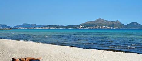 Ligstoelen aan het strand