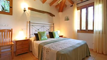 2 Schlafzimmer, Schreibtisch, Bügeleisen/Bügelbrett, Reisekinderbett