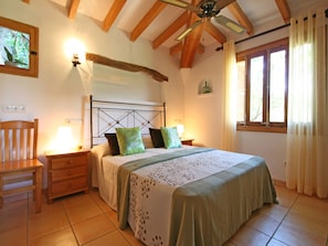 2 habitaciones, escritorio y tabla de planchar con plancha