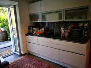 Jääkaappi, mikroaaltouuni, uuni, liesi