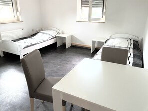 2 عدّة غرف نوم وواي فاي وملاءات أسرّة