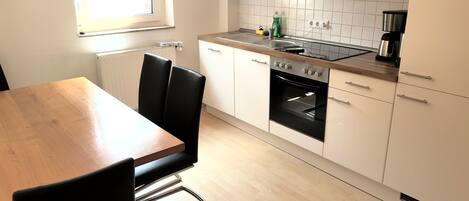 Kjøleskap, mikrobølgeovn, ovn og kokeplater