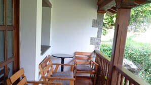 A covered patio with wooden furniture and a tiled floor. - Apartment in Asturian country house, close to beach (Asturien)