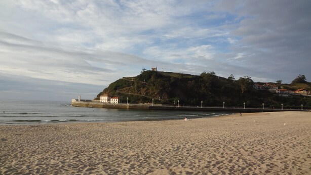 A sandy beach with a rocky hill in the background. - Apartment in Asturian country house, close to beach (Asturien)