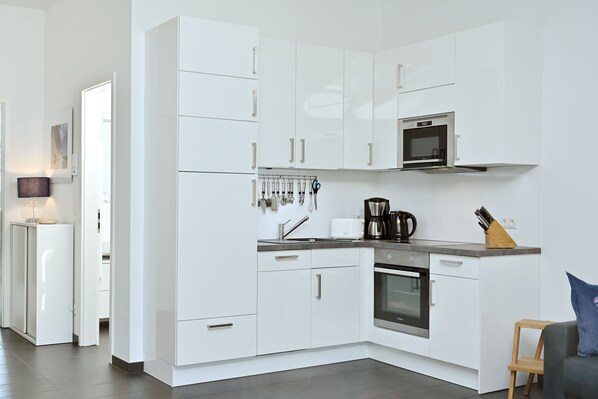 Kühlschrank, Mikrowelle, Ofen, Geschirrspüler