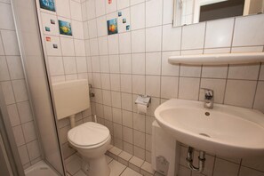 Shower - Your little break at the North Sea: modern furnished apartment with living area (Carolinensiel)