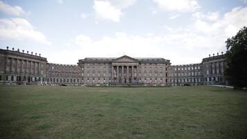 Un grand bâtiment symétrique, doté d’une entrée centrale et d’une vaste cour.