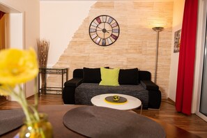 Televisie, een dvd-speler en een stereo