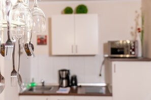 Een koelkast, een microgolfoven, een kookplaat