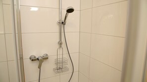 Douche, sèche-cheveux, serviettes fournies, savon