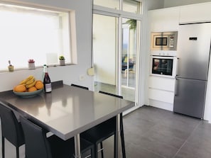 Réfrigérateur, four à micro-ondes, un four, surface de cuisson