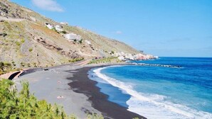 A coastal road with a beach and houses on a hillside. - Right on the beach quiet apartment with a large terrace (Radazul)