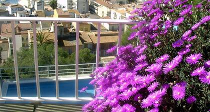 Apartment in seafront location with pool and garden with lawn,