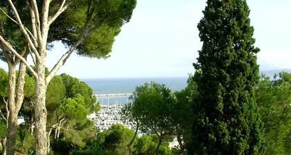 Appartement dans un endroit en bord de mer avec piscine et jardin avec pelouse,
